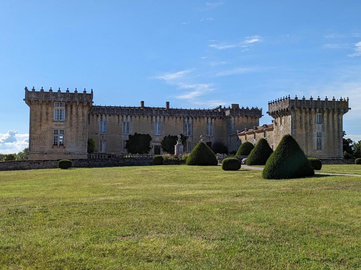 Gite Charmant Au Coeur D'Un Chateau Historique Avec Parc, Proche De Cognac, Ideal Famille Et Nature - Fr-1-653-167 Cherves-de-Cognac Ngoại thất bức ảnh